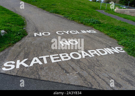 Ein Schild gemalt auf dem Boden, dass keine Radfahren und keine Skateboarding Stockfoto