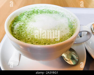 Matcha grüner Tee latte. Tassen Matcha Tee mit Milch Nahaufnahme Stockfoto