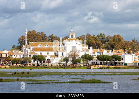 El Rocio Hermitage in einem bewölkten Tag im kleinen Dorf mit dem gleichen Namen in Almonte, Huelva, Andalusien, Spanien Stockfoto