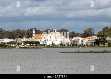 El Rocio Hermitage in einem bewölkten Tag im kleinen Dorf mit dem gleichen Namen in Almonte, Huelva, Andalusien, Spanien Stockfoto