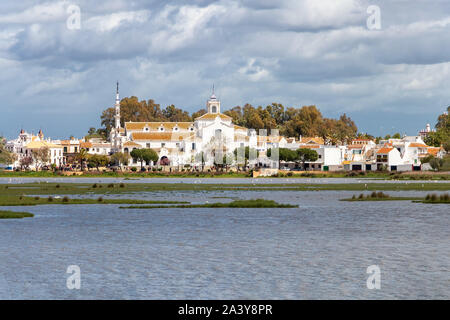 El Rocio Hermitage in einem bewölkten Tag im kleinen Dorf mit dem gleichen Namen in Almonte, Huelva, Andalusien, Spanien Stockfoto