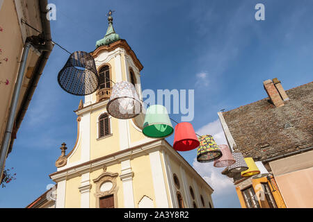 Blagovestenska Kirchturm im Zentrum Hauptplatz mit einigen hübschen Dekoration in Szentendre, Ungarn Stockfoto