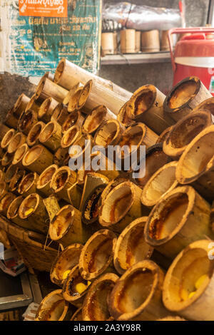 Chon Buri, Thailand - März 16, 2019: Nahaufnahme von Hellbraun Stapel leer Bambus kuchen Inhaber auf Street Market in der Sukhumvit Road. Stockfoto