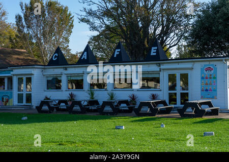 Ein traditionelles britisches Cafe in einem Park am Canoe Lake in Southsea, Portsmouth, Hampshire Stockfoto