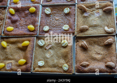 Chon Buri, Thailand - März 16, 2019: Nahaufnahme von metallgitter Trennung braune Kuchen mit Extras wie Nüsse und Früchte auf Markt von S eingerichtet Stockfoto