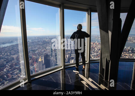 Oktober 10, 2019: Blick auf Manhattan vom neu renovierten 102. Stockwerk des Empire State Building - Observatorium am 10. Oktober 2019 in New York City. Öffnung für die Öffentlichkeit am 12. Oktober die neue 102. Stockwerk Observatorium liegt 500 Meter über dem Straßenniveau und bietet 360-Grad Ansichten von New York City. Credit: Vanessa Carvalho/ZUMA Draht/Alamy leben Nachrichten Stockfoto