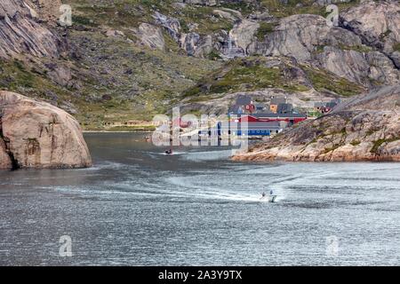 Kleines Boot VOR DEM DORF AAPPILATTOP IM FJORD VON PRINZ CHRISTIAN SOUND, Grönland, Dänemark Stockfoto