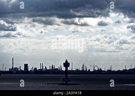 Antwerpen Belgien am 10. August 2019 Stromleitungen windfarm und Power Station Tower aus der westlichen Schelde Stockfoto