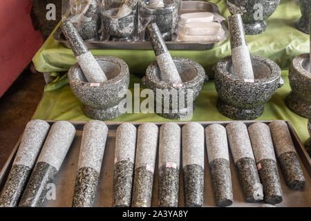 Chon Buri, Thailand - 16. März 2019: Verschiedene Schattierungen von grau auf Stößel und Mörser set Sohn Anzeige an Street Market in der Sukhumvit Road. Stockfoto
