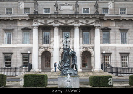 Dublin, Irland - 12. Februar 2019: architektonisches Detail des Custom House mit der Abteilung für Wohnungswesen, Raumordnung und der lokalen Regierung, D Stockfoto