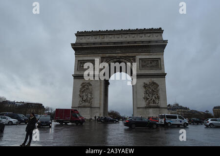 Arc De Triumph oder Triumphbogen, in der Mitte des Place Charles de Gaulle gelegen, Platz in Paris Frankreich Stockfoto