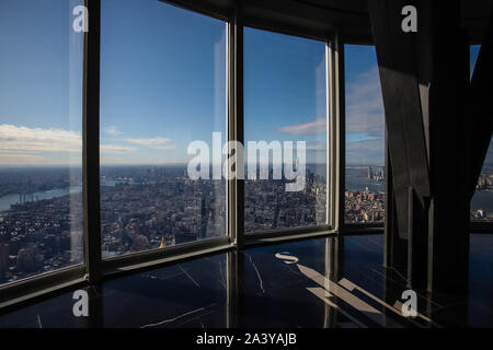 Oktober 10, 2019: Blick auf Manhattan vom neu renovierten 102. Stockwerk des Empire State Building - Observatorium am 10. Oktober 2019 in New York City. Öffnung für die Öffentlichkeit am 12. Oktober die neue 102. Stockwerk Observatorium liegt 500 Meter über dem Straßenniveau und bietet 360-Grad Ansichten von New York City. Credit: Vanessa Carvalho/ZUMA Draht/Alamy leben Nachrichten Stockfoto