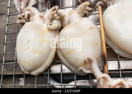 Chon Buri, Thailand - März 16, 2019: Nahaufnahme von großen, weißen vorbereitet, gekocht squids auf Anzeige an Street Market in der Sukhumvit Road. Stockfoto