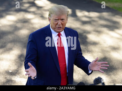 Washington, District of Columbia, USA. 10 Okt, 2019. Präsidenten der Vereinigten Staaten Donald J. Trumpf nimmt Fragen aus den Medien, da er bereitet das South Lawn des Weißen Hauses in Washington, DC abzuweichen Erläuterungen zu einem Halten Amerika große Kundgebung in Minneapolis, Minnesota am Donnerstag, Oktober 10, 2019 Credit: Ron Sachs/CNP/ZUMA Draht/Alamy Leben Nachrichten zu liefern Stockfoto