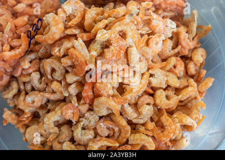 Chon Buri, Thailand - März 16, 2019: Nahaufnahme von Haufen getrocknete Kleine orange-gelbe Garnele auf Anzeige an Street Market in der Sukhumvit Road. Stockfoto