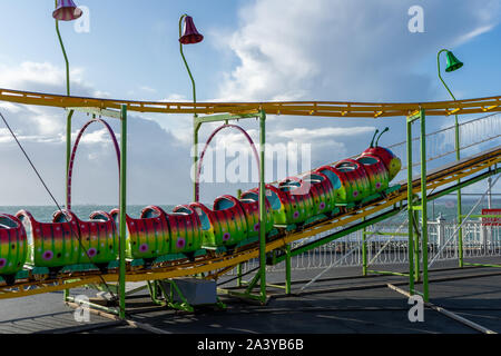 Kinder caterpillar Achterbahn auf dem Rummelplatz oder Vergnügungspark Stockfoto