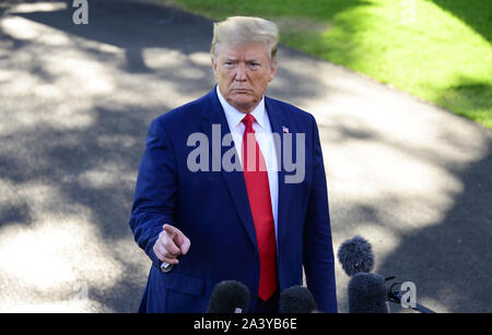 Washington, District of Columbia, USA. 10 Okt, 2019. Präsidenten der Vereinigten Staaten Donald J. Trumpf nimmt Fragen aus den Medien, da er bereitet das South Lawn des Weißen Hauses in Washington, DC abzuweichen Erläuterungen zu einem Halten Amerika große Kundgebung in Minneapolis, Minnesota am Donnerstag, Oktober 10, 2019 Credit: Ron Sachs/CNP/ZUMA Draht/Alamy Leben Nachrichten zu liefern Stockfoto