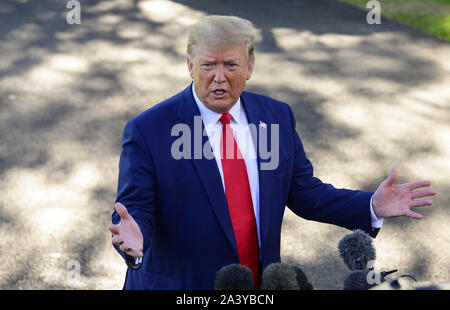 Washington, District of Columbia, USA. 10 Okt, 2019. Präsidenten der Vereinigten Staaten Donald J. Trumpf nimmt Fragen aus den Medien, da er bereitet das South Lawn des Weißen Hauses in Washington, DC abzuweichen Erläuterungen zu einem Halten Amerika große Kundgebung in Minneapolis, Minnesota am Donnerstag, Oktober 10, 2019 Credit: Ron Sachs/CNP/ZUMA Draht/Alamy Leben Nachrichten zu liefern Stockfoto