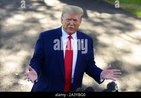 Washington, District of Columbia, USA. 10 Okt, 2019. Präsidenten der Vereinigten Staaten Donald J. Trumpf nimmt Fragen aus den Medien, da er bereitet das South Lawn des Weißen Hauses in Washington, DC abzuweichen Erläuterungen zu einem Halten Amerika große Kundgebung in Minneapolis, Minnesota am Donnerstag, Oktober 10, 2019 Credit: Ron Sachs/CNP/ZUMA Draht/Alamy Leben Nachrichten zu liefern Stockfoto