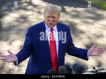 Washington, District of Columbia, USA. 10 Okt, 2019. Präsidenten der Vereinigten Staaten Donald J. Trumpf nimmt Fragen aus den Medien, da er bereitet das South Lawn des Weißen Hauses in Washington, DC abzuweichen Erläuterungen zu einem Halten Amerika große Kundgebung in Minneapolis, Minnesota am Donnerstag, Oktober 10, 2019 Credit: Ron Sachs/CNP/ZUMA Draht/Alamy Leben Nachrichten zu liefern Stockfoto