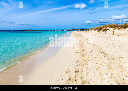 Weißen Sandstrand und das blaue Wasser auf S'Espalmador Insel, Platja de s'Alga, Formentera, Spanien Stockfoto