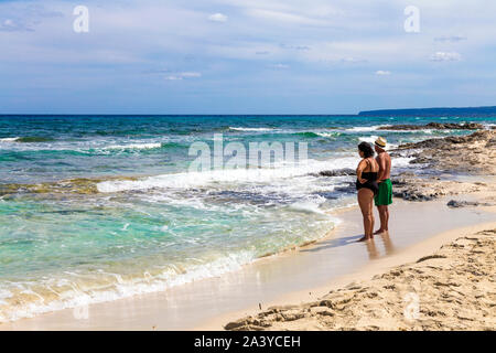 Paar stehen auf dem Strand mit Blick aufs Meer auf S'Espalmador Insel Formentera, Spanien Stockfoto