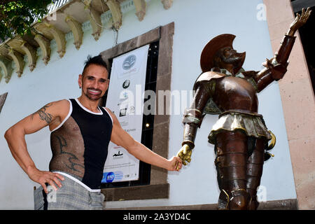 GUANAJUATO, Gto. 10 Oktober, 2019 - El destacado flutista Horacio Franco camina en las Calles de Guanajuato, Después de presentarse en el Museo Iconográfico Del Quijote, con un Programa de música clásica, beliebte y Tradicional, en el marco del Festival Internacional Cervantino FIC. (Foto: Rafael Montero/DAMMPHOTO) Stockfoto