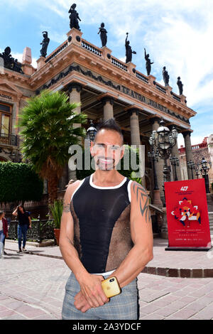 GUANAJUATO, Gto. 10 Oktober, 2019 - El destacado flutista Horacio Franco camina en las Calles de Guanajuato, Después de presentarse en el Museo Iconográfico Del Quijote, con un Programa de música clásica, beliebte y Tradicional, en el marco del Festival Internacional Cervantino FIC. (Foto: Rafael Montero/DAMMPHOTO) Stockfoto