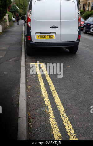 Oktober 2019 - Kleine van am Ende der doppelten gelben Linien geparkt, Portishead, Großbritannien Stockfoto