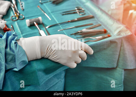 Medizinische Instrumente mit Chirurgen Hand in Betrieb. Stockfoto