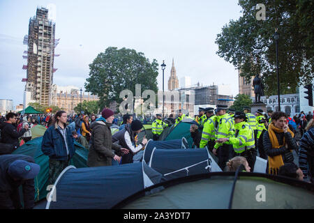 London, Großbritannien. 9. Oktober, 2019. Polizisten mit Abschnitt 14 der öffentlichen Ordnung von 1986 über Fragen Klima Aktivisten vor dem Aussterben Rebellion zu t entfernen Stockfoto