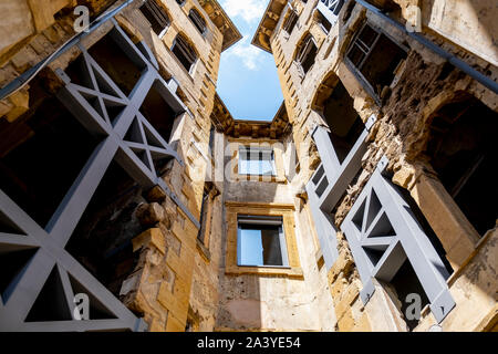 Das Gelbe Haus, auch Barakat Gebäude oder Beit Beirut, Kulturzentrum, um die historische Erinnerung an den Bürgerkrieg, Beirut gewidmet. Libanon. Stockfoto