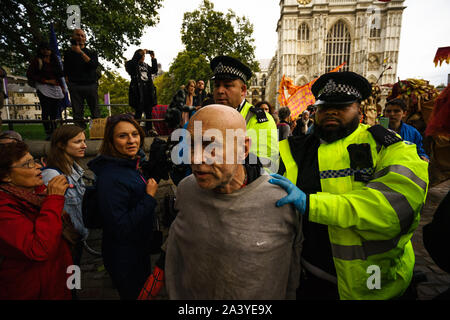 Offiziere festgenommen ein Mann in Westminster Abbey Stockfoto