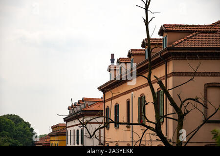 Die Arbeiterhäuser im UNESCO-Dorf Crespi D'Adda - eine historische und berühmte industrielle Siedlung im Norden Italiens. Stockfoto