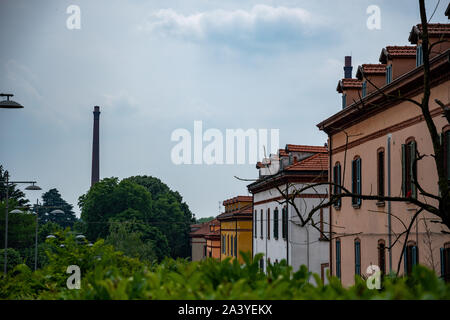 Die Arbeiterhäuser im UNESCO-Dorf Crespi D'Adda - eine historische und berühmte industrielle Siedlung im Norden Italiens (Lombardei). Stockfoto