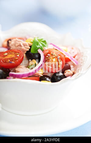 Reis Salat mit Thunfisch, Tomaten, roten Zwiebeln, Mais, Bohnen und schwarzen Oliven kindey Stockfoto