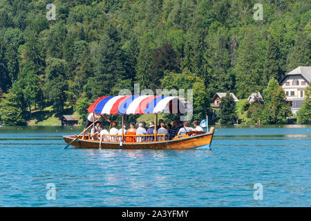 Traditionelle hölzerne Pletna, der See von Bled, Bled, Obere Kraina, Slowenien Stockfoto