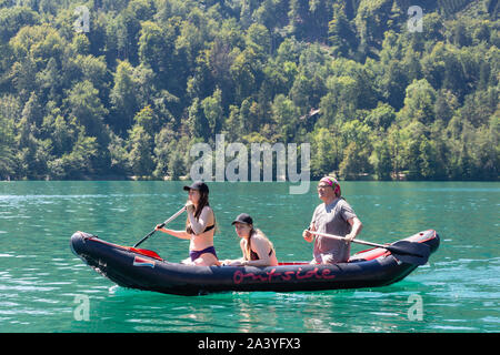 Familie auf aufblasbaren schmuddelig in der Nähe von Bled Insel, See von Bled, Bled, Obere Kraina, Slowenien Stockfoto