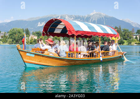 Traditionelle hölzerne Pletna Ausflug nach Bled Insel, See von Bled, Bled, Obere Kraina, Slowenien Stockfoto