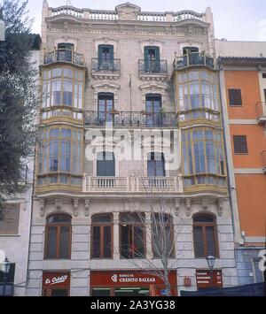 EDIFICIO SITUADO EN LA PLAZA DE CORT CON EL BANCO DE CREDITO BALEAR DE LA PRIMERA PLANTA. Lage: an der Außenseite. Palma. Spanien. Stockfoto