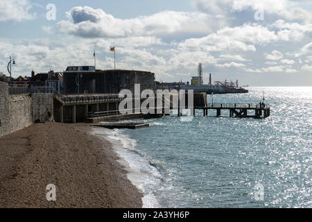 Hotwalls der quadratische Turm und Clarence Pier in Portsmouth, Portsmouth, Großbritannien Stockfoto