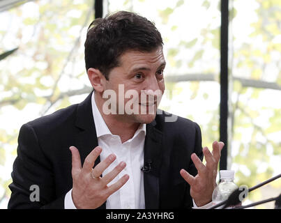 Kiew, Ukraine. 10 Okt, 2019. Der Präsident der Ukraine VOLODYMYR ZELENSKY spricht mit den Medien während einer Presse - Marathon in Kiew, Ukraine, am 10. Oktober, 2019. Credit: Serg Glovny/ZUMA Draht/Alamy leben Nachrichten Stockfoto