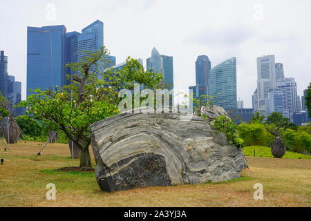 Singapur - 25 AUG 2019 - Ausblick auf die Gärten durch die Bucht und die Marina Bay Sands Bereich auf die Bucht vor in Singapur. Stockfoto