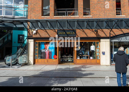 Das Äußere oder die Fassade eines Jack will Kleider Stores in Portsmouth Gunwharf Quays Stockfoto