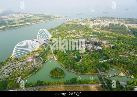 Singapur - 25 AUG 2019 - Luftbild der Gärten durch die Bucht vom Dach des Marina Bay Sands Resort an der Bucht vor in Singapur gesehen. Stockfoto