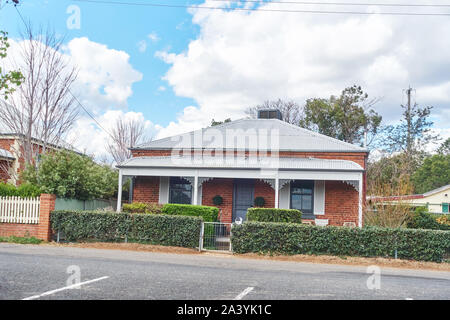 Späten Viktorianischen einstöckiges Ferienhaus mit Veranda halbrundprofilen. Tamworth Australien. Stockfoto