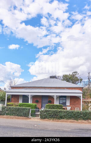 Späten Viktorianischen einstöckiges Ferienhaus mit Veranda halbrundprofilen. Tamworth Australien. Stockfoto