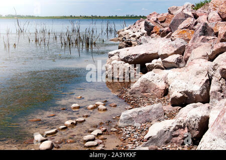 Herbst Szene einer felsigen Ufer auf einem zentralen Colorado See. Stockfoto