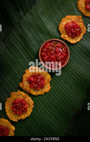 Frittierte Bananen frittierte auf Bananenblättern Stockfoto