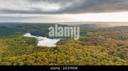 Herbstfarben auf Standard-See, Charlevoix County, Michigan Stockfoto